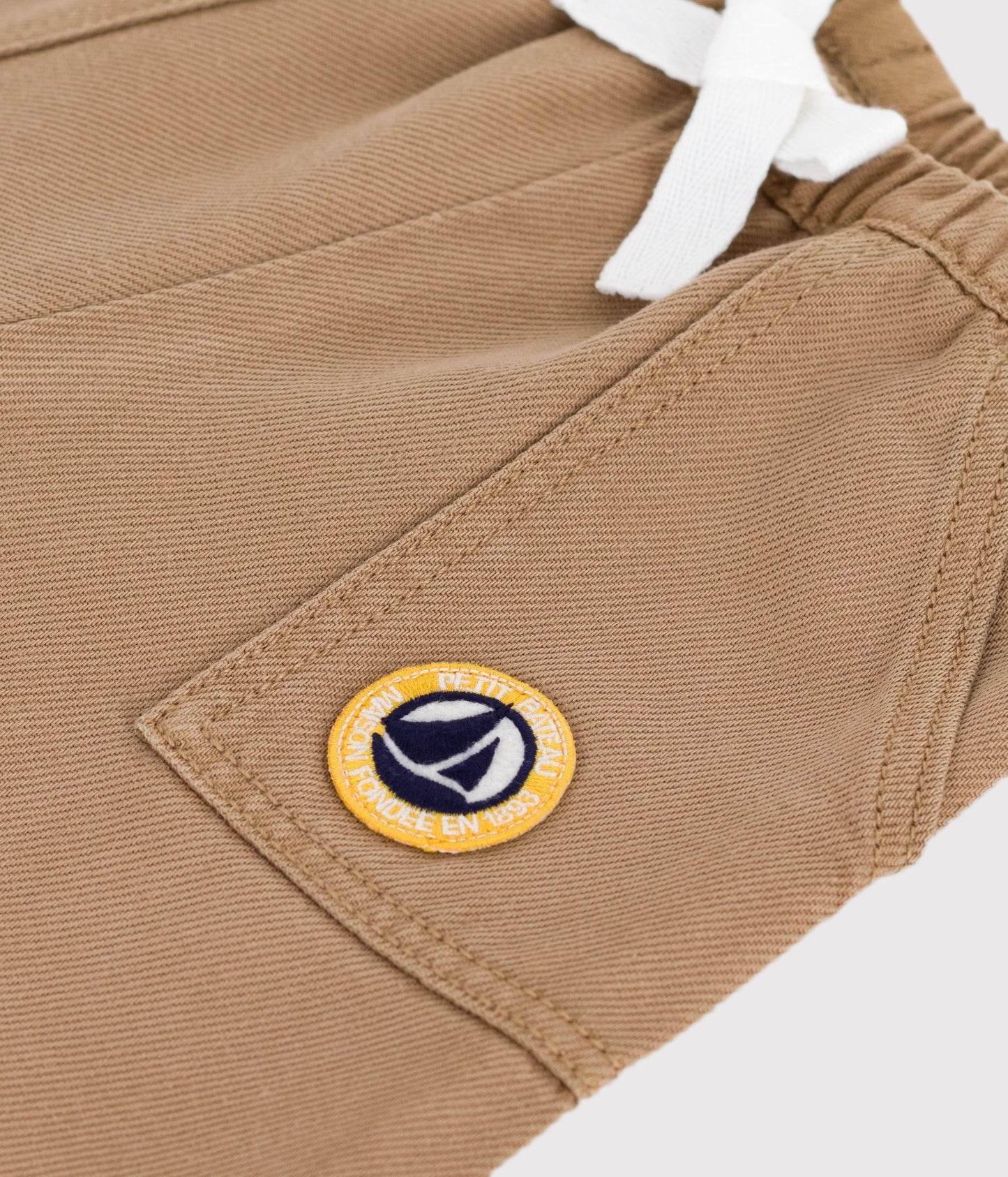 Pantalon bébé en coton uni avec badge, style cargo