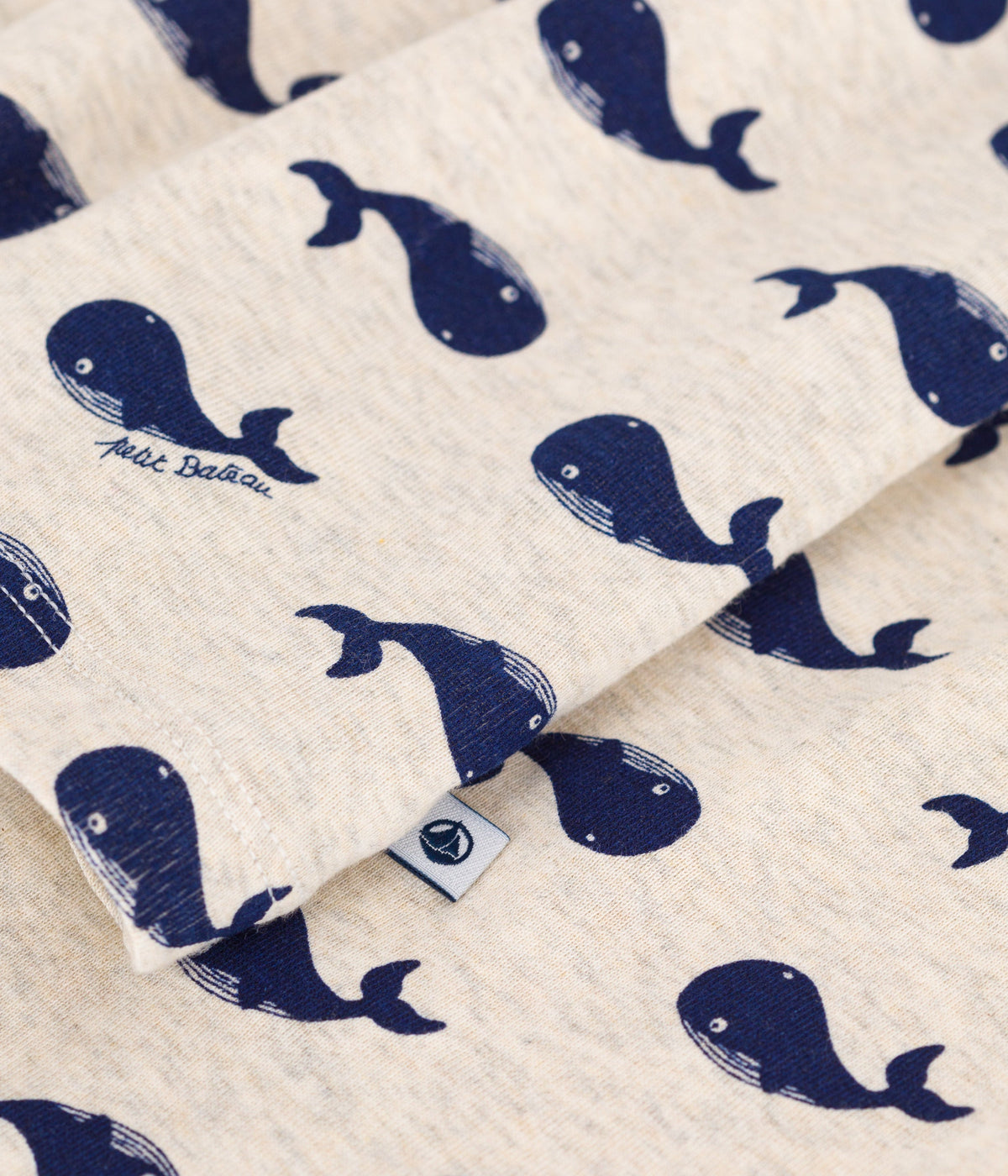 Pyjama enfant en coton imprimé baleines — détail de la matière | Petit Bateau Seraf Genève