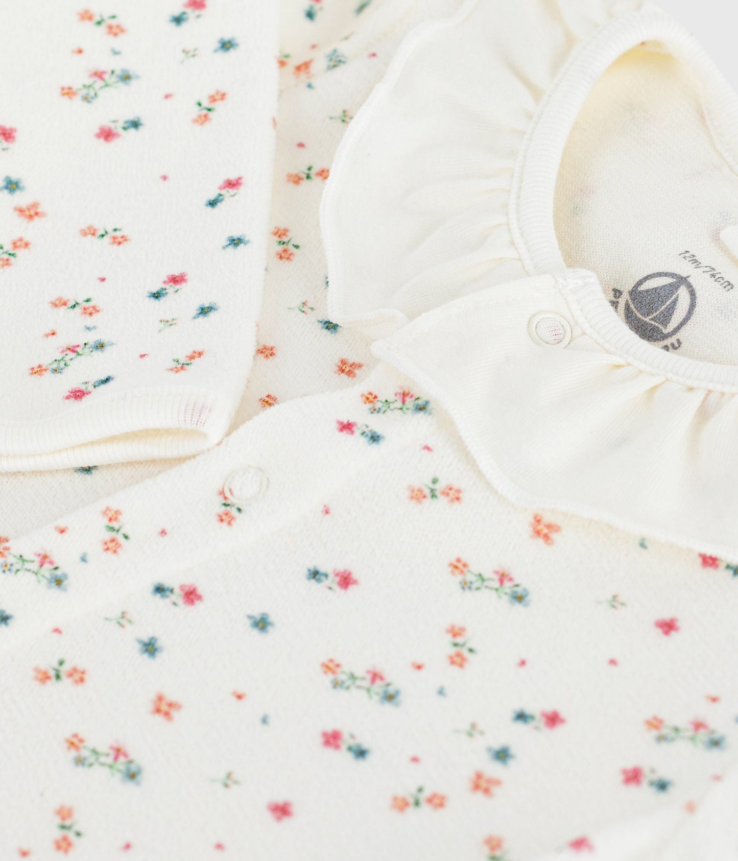 Pyjama bébé en velours à col fleuri