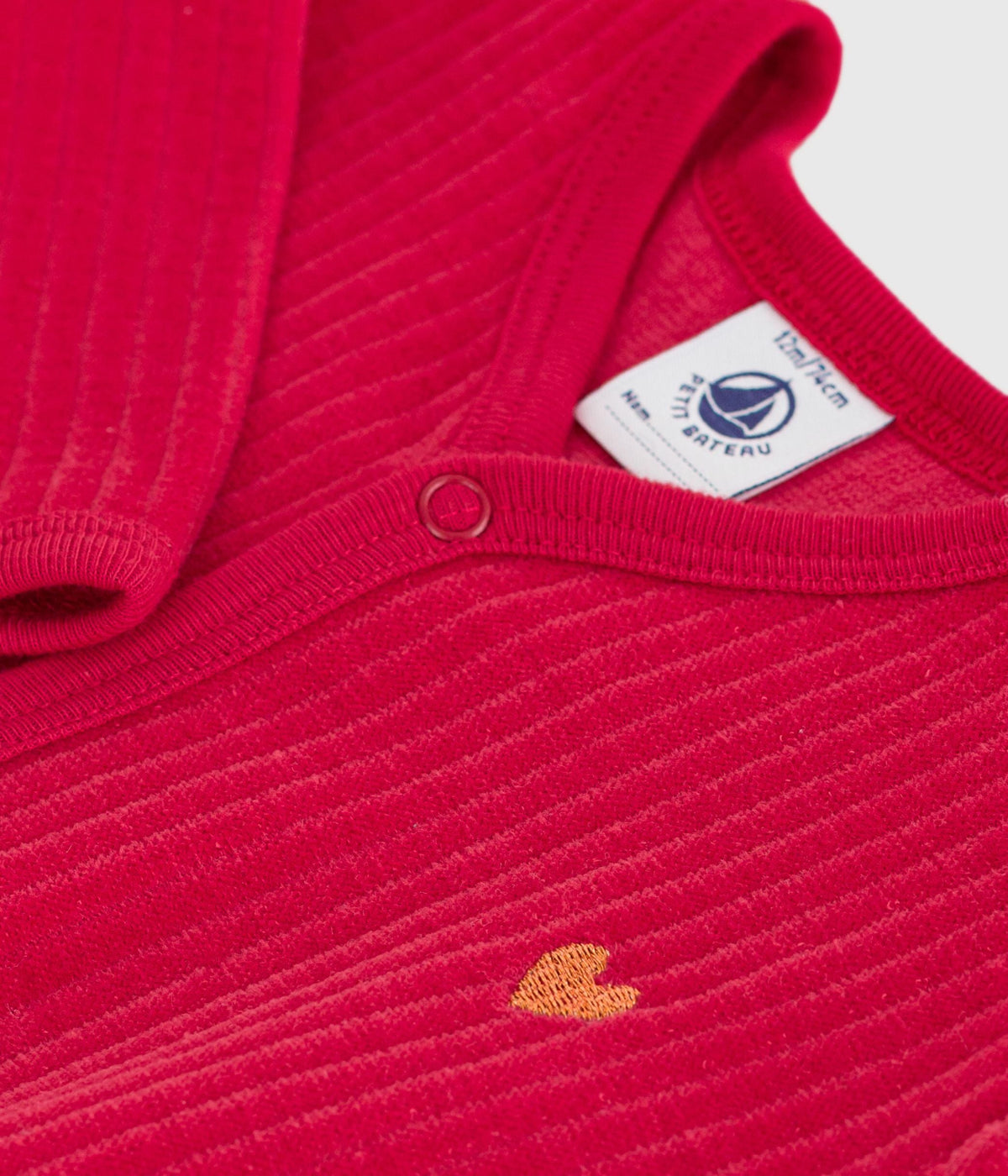 Pyjama bébé en velours uni — détail de la matière | Petit Bateau Seraf Genève