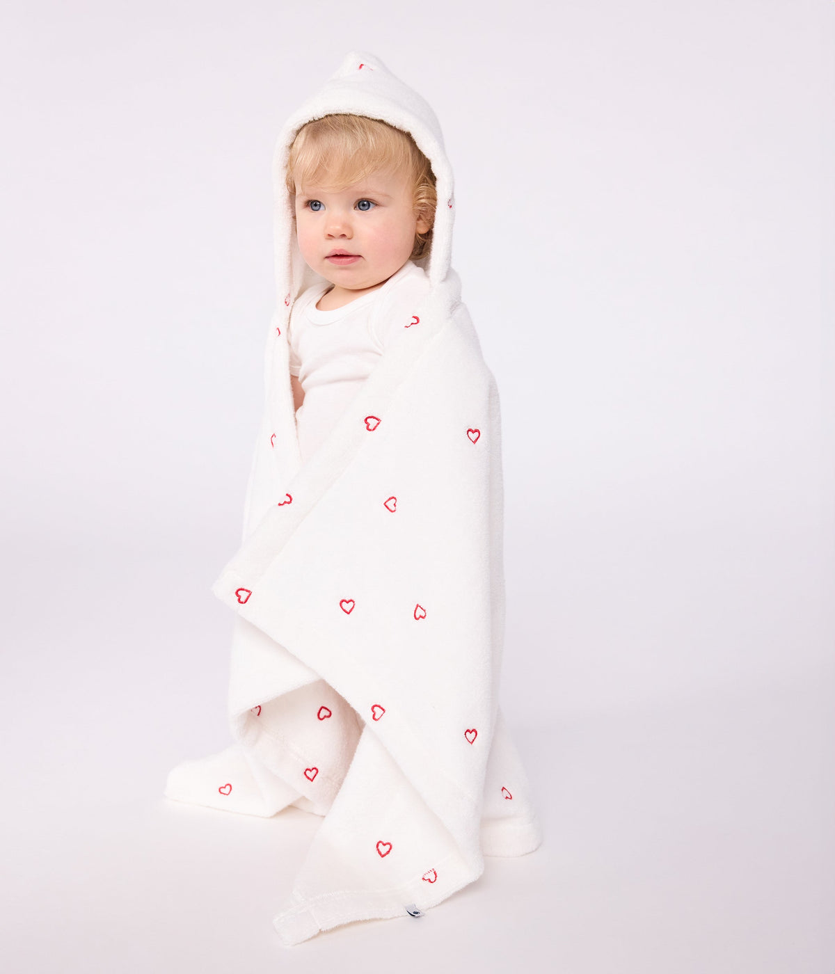 Cape de bain bébé cœurs brodés en éponge – J3