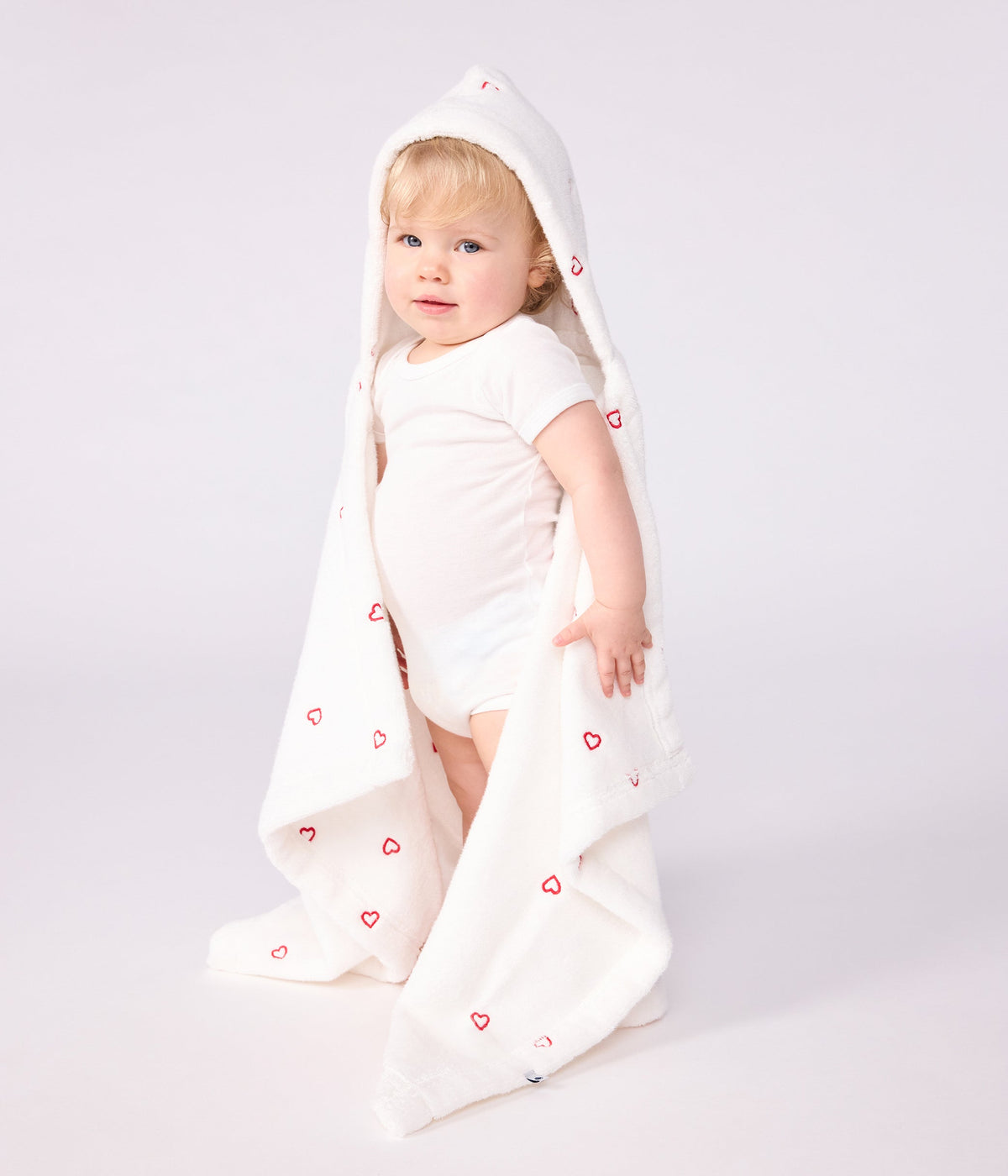 Cape de bain bébé cœurs brodés en éponge – J4