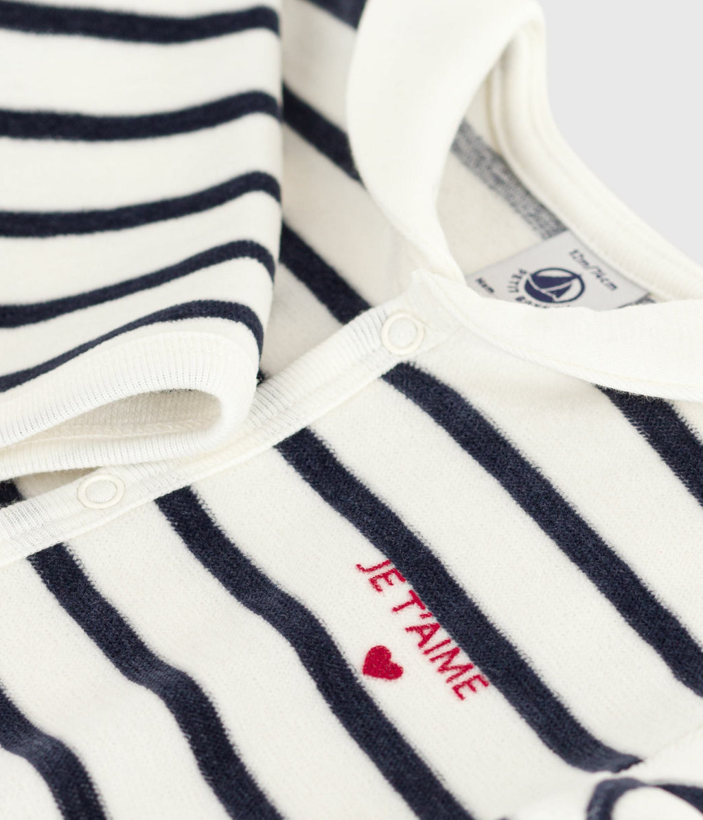 Pyjama bébé en velours imprimé à rayures — détail de la matière | Petit Bateau Seraf Genève