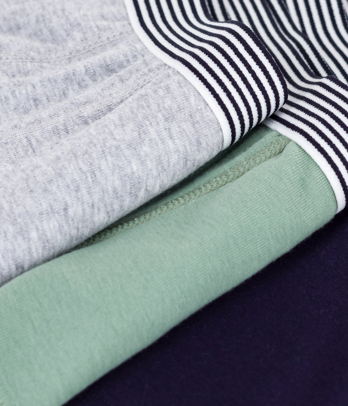 Lot de boxers enfant en coton uni — détail de la matière | Petit Bateau Seraf Genève