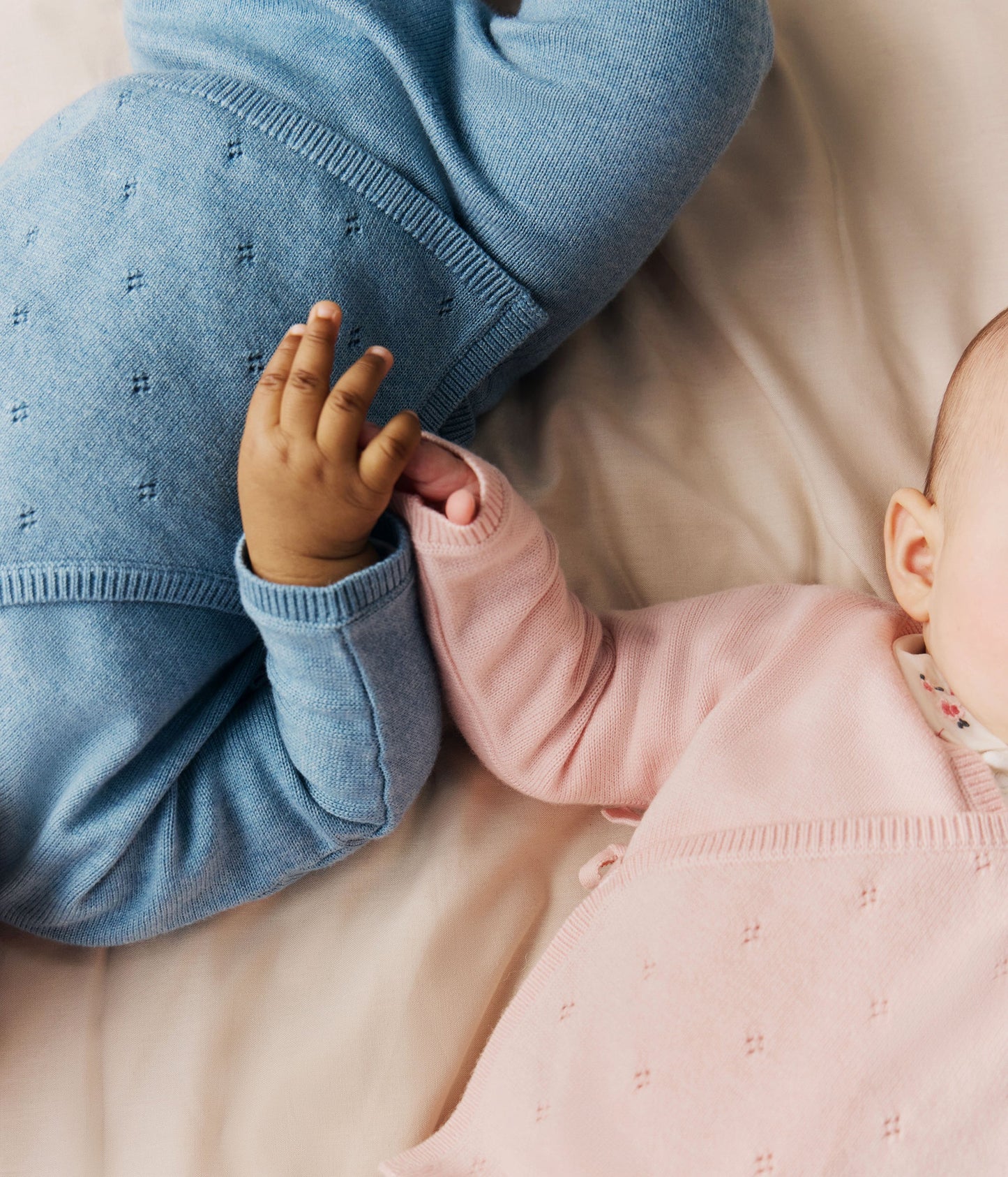 Brassière bébé cache-cœur ajourée en tricot laine et coton