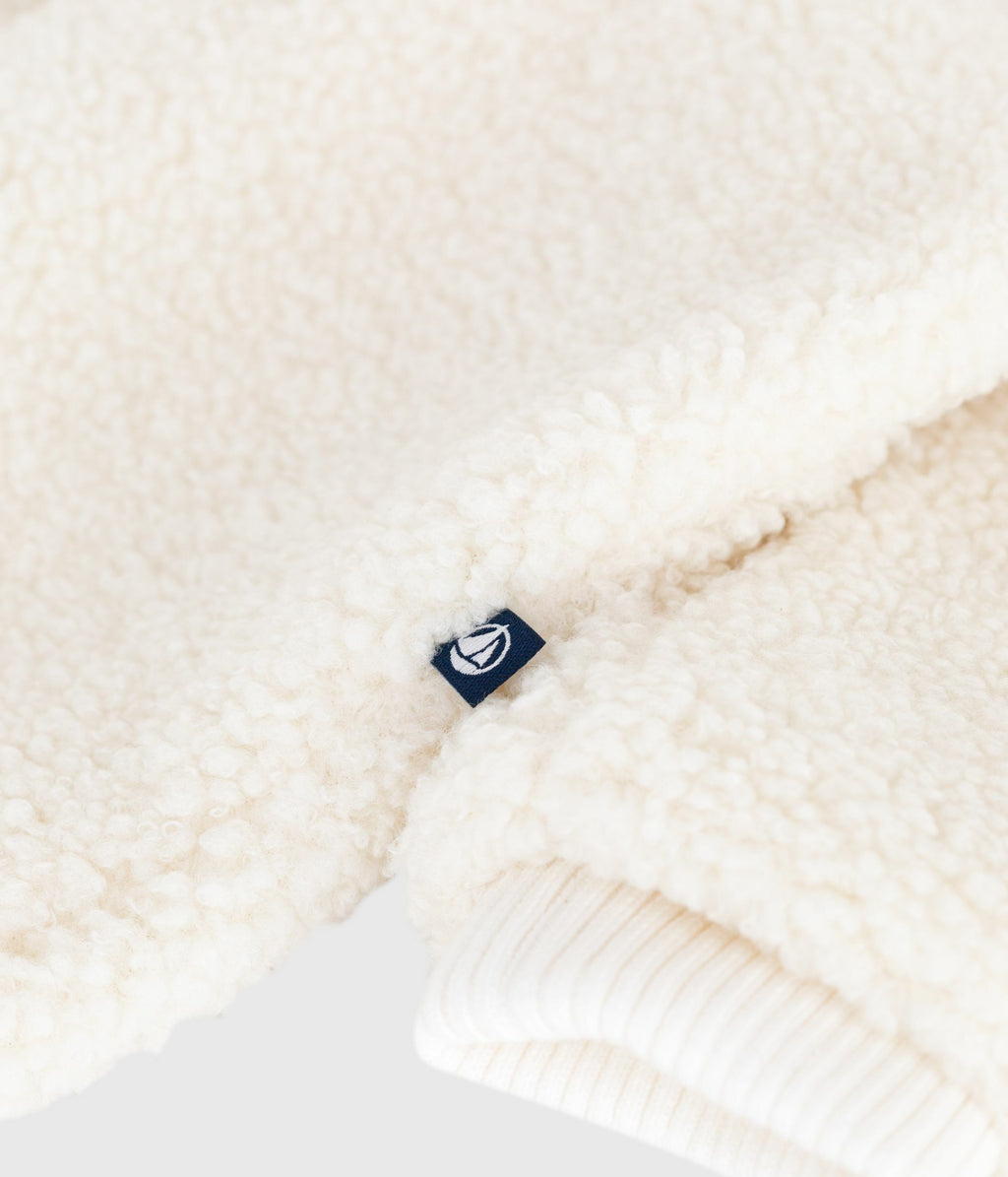 Combi pilote bébé en sherpa avec oreilles et doublée milleraies — détail de la matière | Petit Bateau Seraf Genève