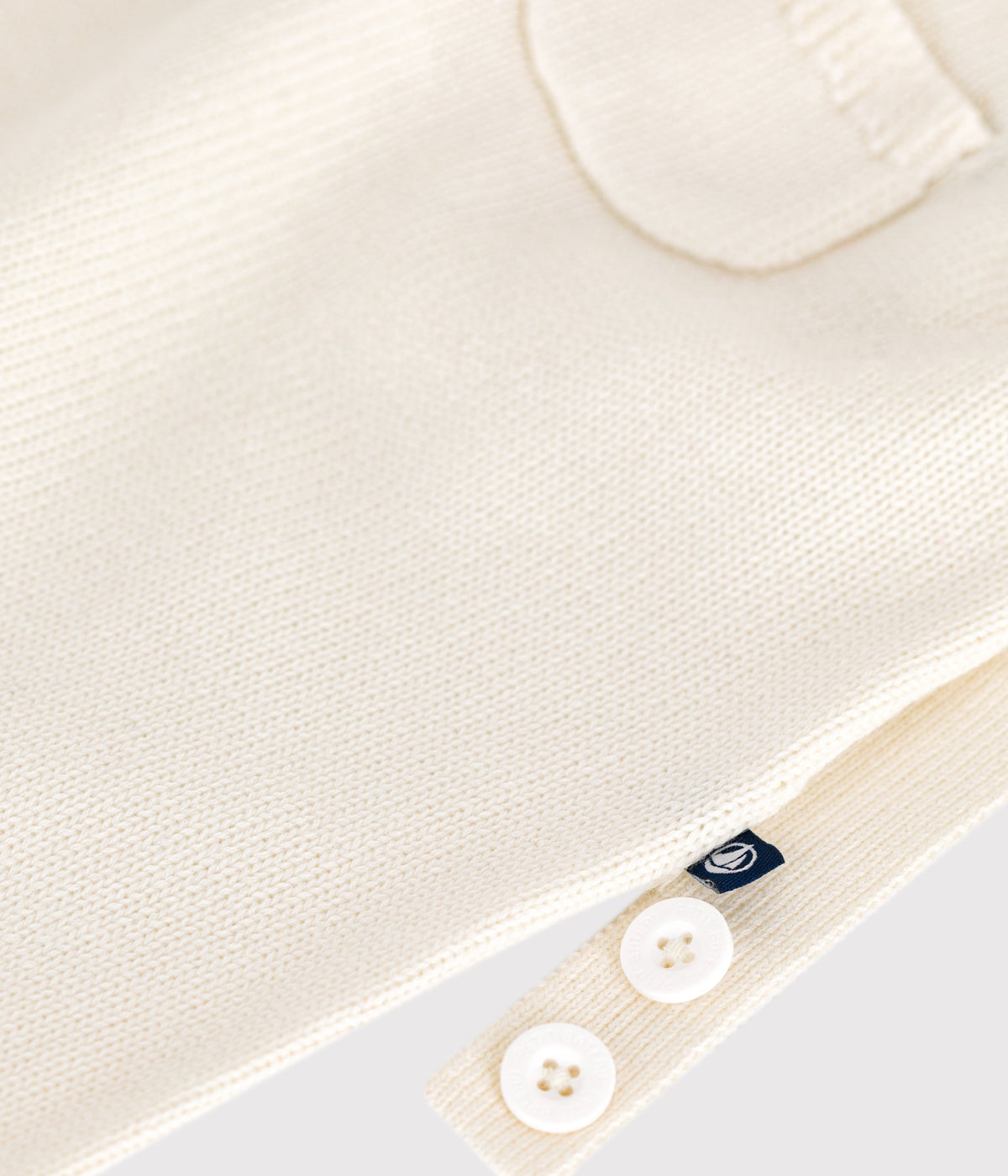 Salopette bébé unie en tricot laine et coton — Blanc — détail de la matière | Petit Bateau Seraf Genève