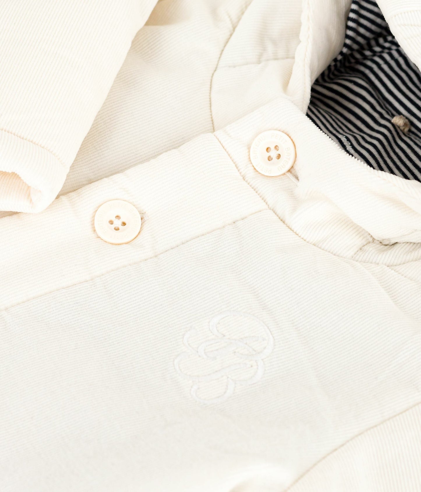 Veste bébé ouatinée en velours brodé et doublure milleraies