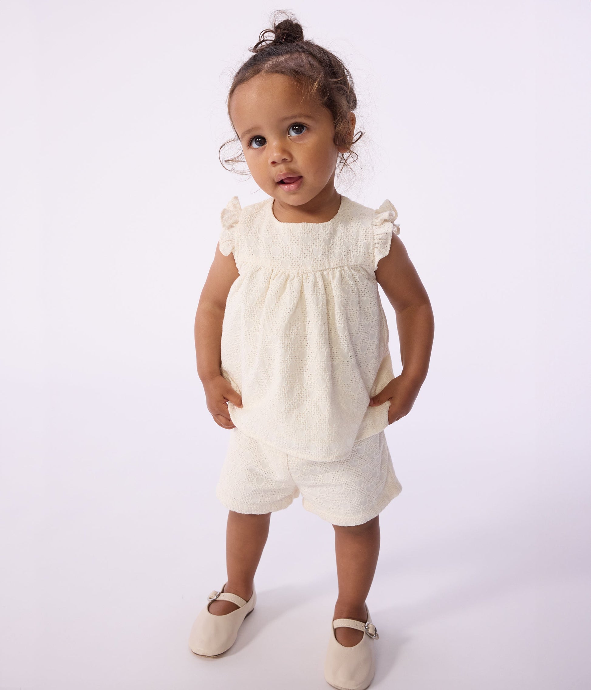Ensemble bébé 2 pièces en broderie anglaise, motif cœurs – J1