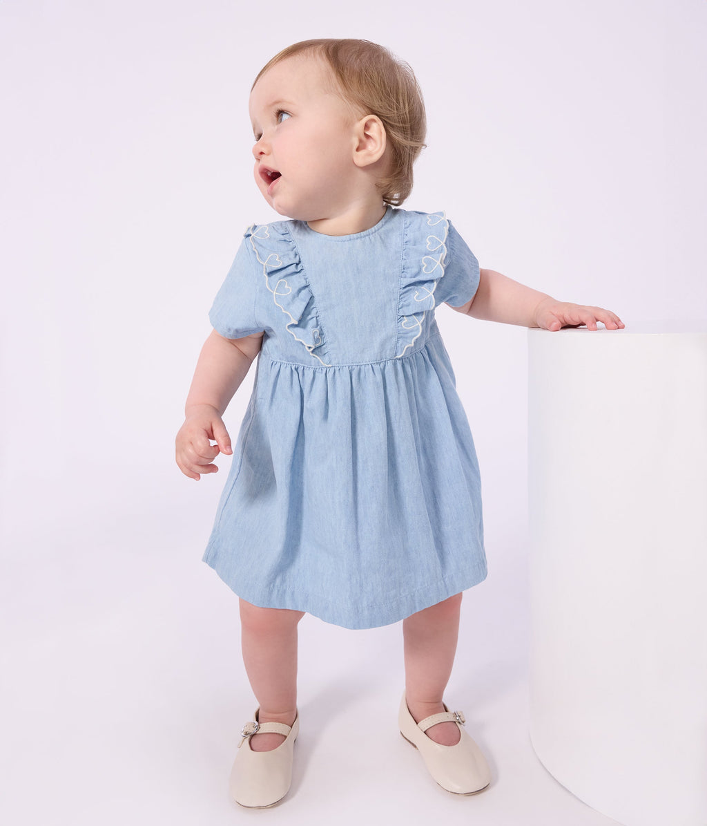 Robe bébé en coton manches courtes en chambray, brodée de cœurs – J1