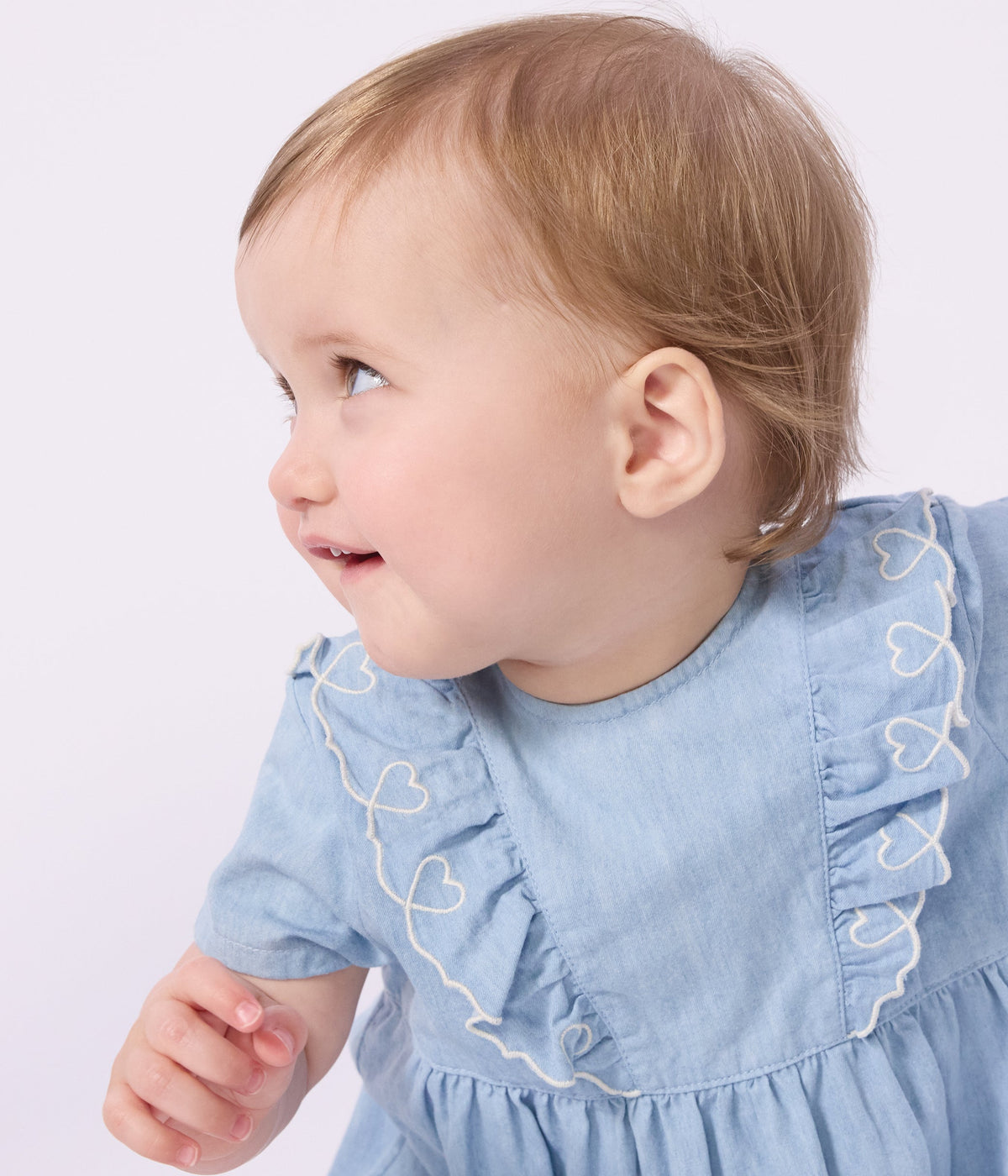 Robe bébé en coton manches courtes en chambray, brodée de cœurs – J2
