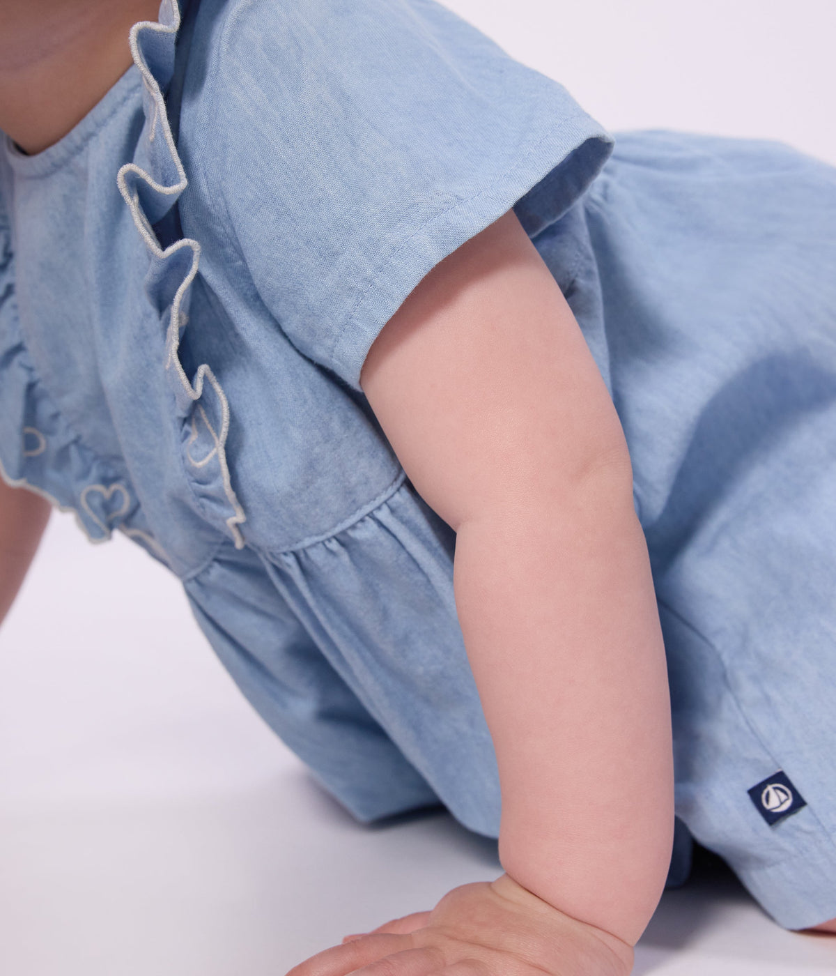 Robe bébé en coton manches courtes en chambray, brodée de cœurs – J3