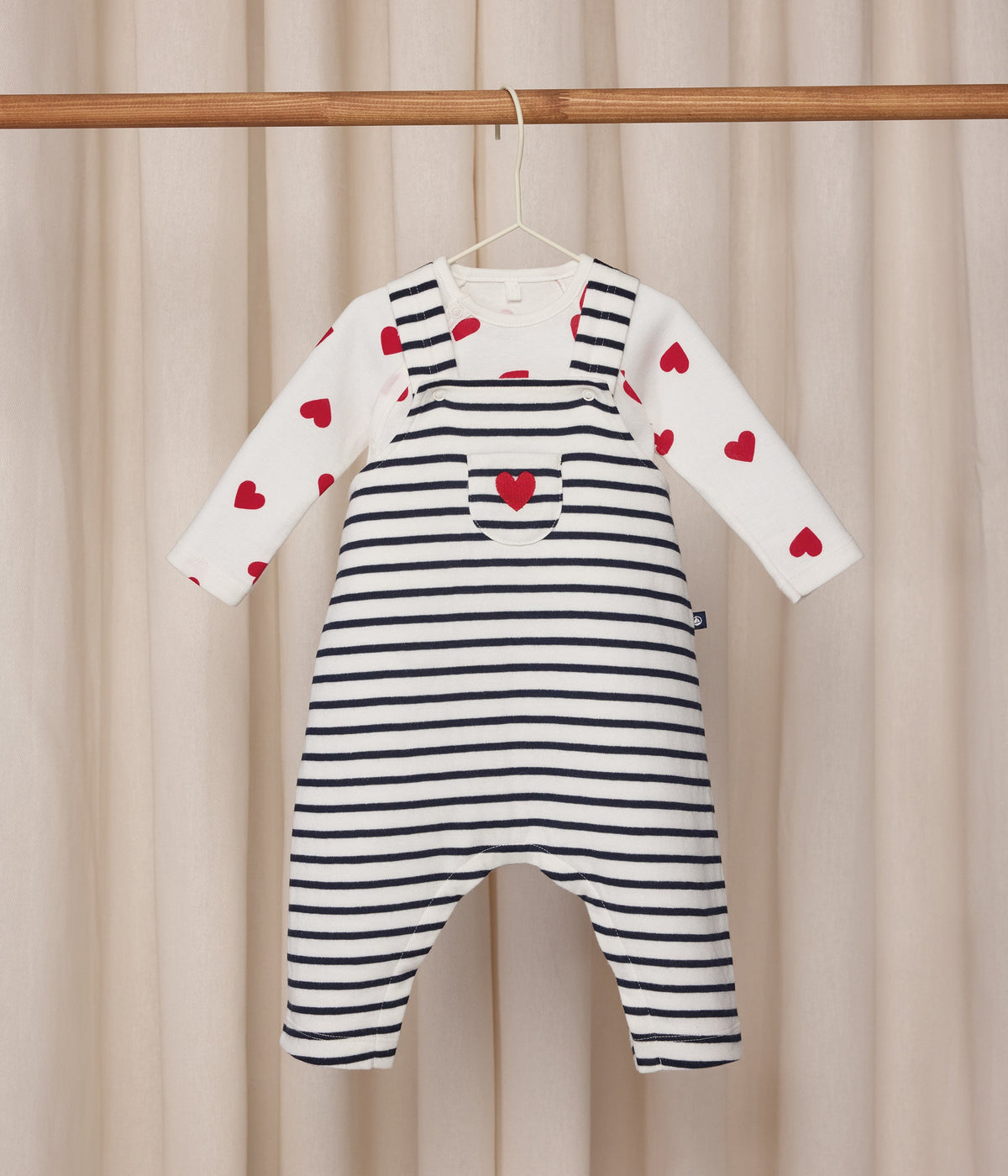 Ensemble salopette/body bébé rayé et body imprimé cœurs – J1