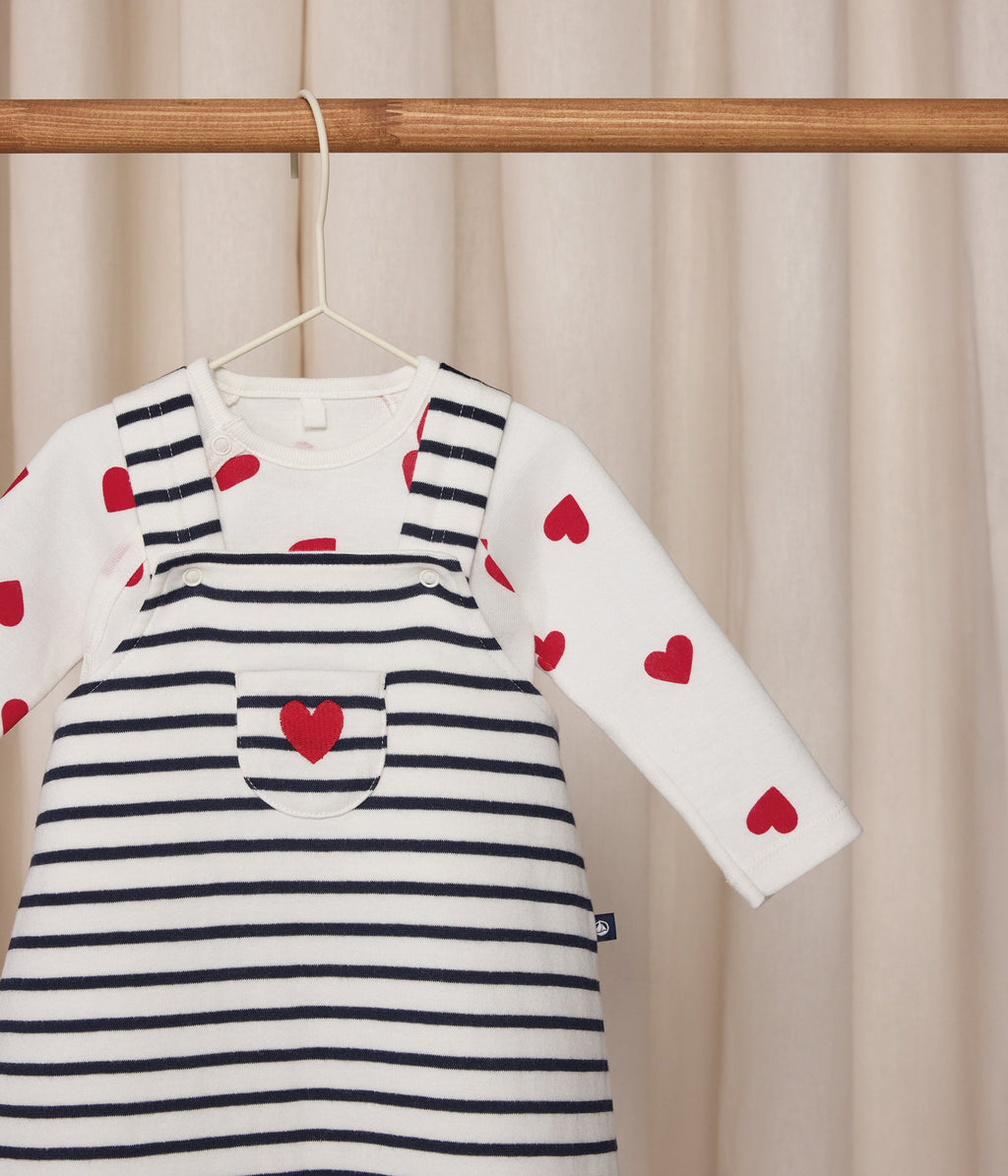Ensemble salopette/body bébé rayé et body imprimé cœurs – J2