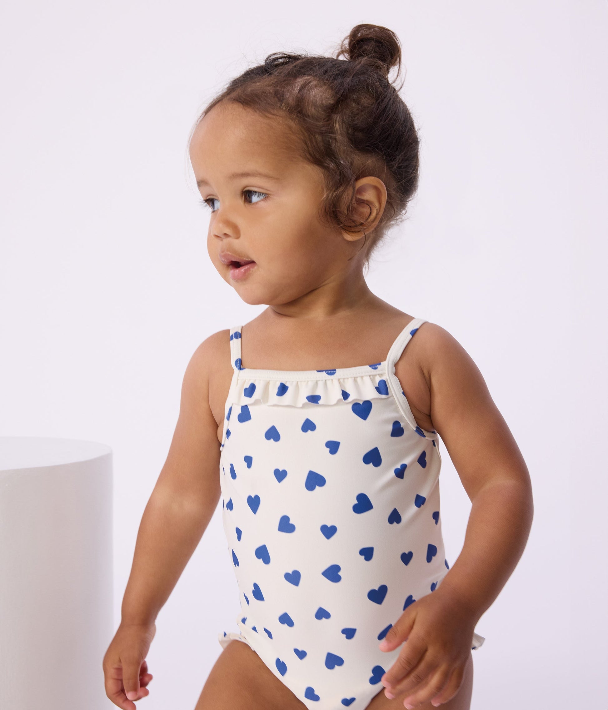 Maillot de bain bébé une pièce à volants, imprimé cœurs – J1