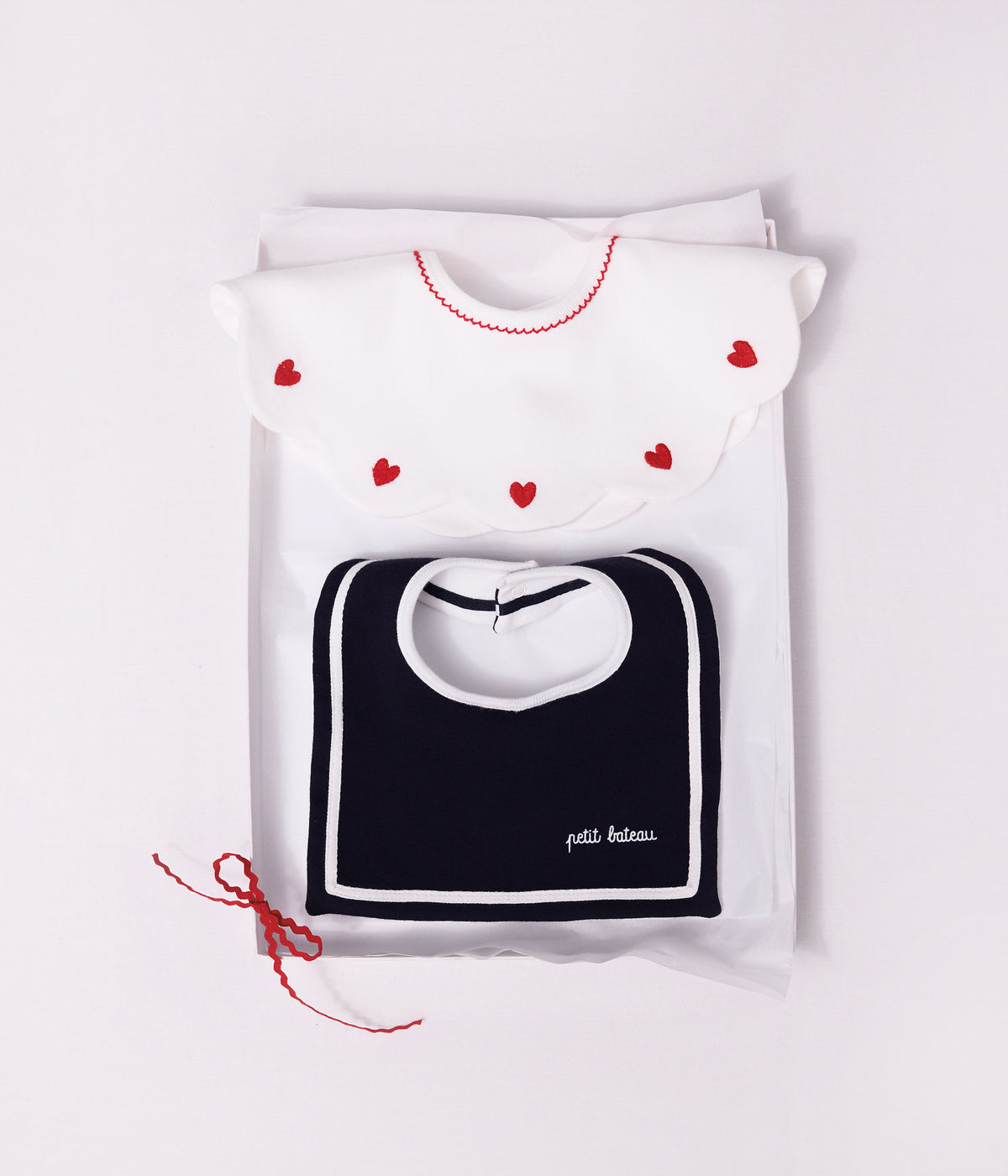 bavoir bebe en coton avec coeurs brodes