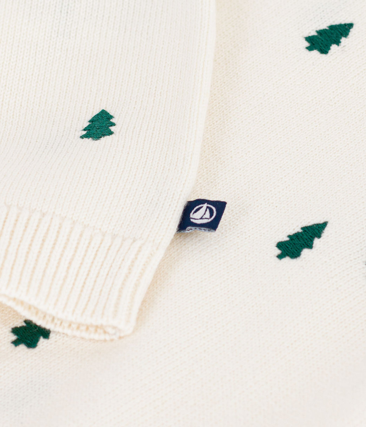 pull bebe en laine et coton et sapins brodees