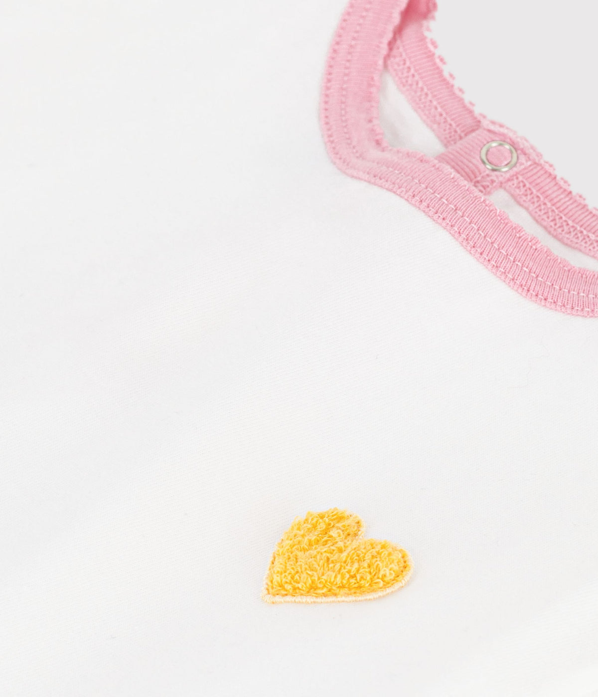 tee shirt bebe en coton manches courtes uni et badge coeur